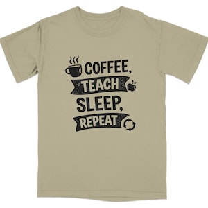 Puede incluir: Juego de tres tazas de cerámica con acabado mate moteado. Las tazas son de color crema, gris claro y gris oscuro. Diseño sencillo y minimalista, ideal para café o té.