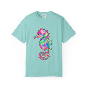 Camiseta Comfort Colors con estampado de caballitos de mar coloridos, camiseta con estampado costero, camiseta para amantes de la playa, camiseta con animales marinos, camiseta para vacaciones de verano, regalo náutico imagen 10