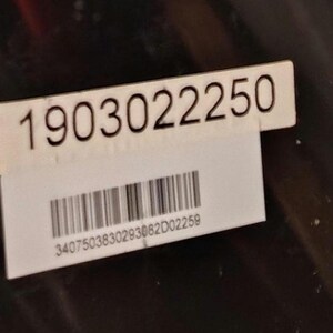 Może przedstawiać: Biała prostokątna naklejka z czarnym numerem "1903022250". Poniżej numeru znajduje się kod kreskowy i czarny numer "3407503830293062D02259".