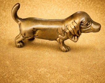 Figurka jamnika z mosiądzu w stylu vintage – dekoracja z połowy XX wieku