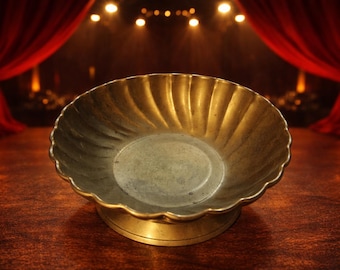 Stara mosiężna misa na postumencie, misa na drobiazgi z muszelkowym wzorem kwiatowym, wyprodukowana w Indiach