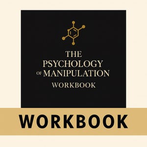Puede incluir: Un cuaderno de trabajo titulado "The Psychology of Manipulation" con un fondo negro y detalles dorados. El título está en blanco, con la palabra "Workbook" en letras grandes y en negrita en la parte inferior. Un gráfico de estructura molecular dorada en la parte superior.