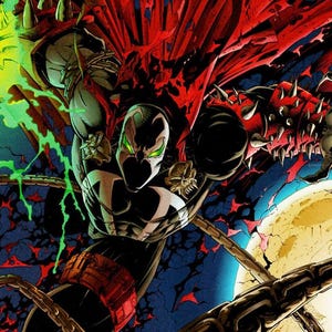 Könnte beinhalten: Eine Comic-Illustration der Figur Spawn, die einen schwarz-weißen Anzug mit einem großen roten Umhang, stacheligen Handschuhen und einem Totenkopf-Emblem auf der Schulter trägt. Die Figur ist von leuchtend grüner Energie und Ketten umgeben.