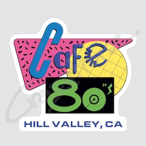 Peut inclure: Autocollant de style rétro avec le mot "Cafe" en bleu, un cercle jaune et le chiffre "80's" en vert. Le texte "HILL VALLEY, CA" est en bas, avec une forme géométrique rose et noire.
