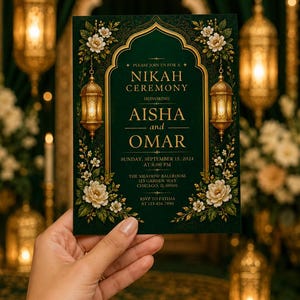 K&ouml;nnte beinhalten: Eine rechteckige, dunkelgr&uuml;ne Einladungskarte f&uuml;r eine Nikah-Zeremonie mit goldenem Text und verzierten Goldr&auml;ndern. Das Design enth&auml;lt Illustrationen von h&auml;ngenden Laternen und wei&szlig;en Blumenarrangements auf beiden Seiten des Textes.