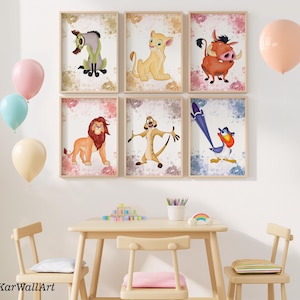 Könnte beinhalten: Sechs gerahmte Kunstdrucke mit Charakteren aus Der König der Löwen, darunter Simba, Timon, Pumbaa und Zazu, mit einem Hintergrund im Aquarellstil. Die Drucke werden über einem Kindertisch und Stühlen mit Luftballons im Vordergrund ausgestellt.