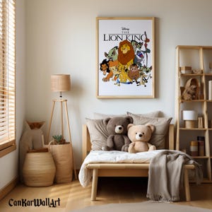 Puede incluir: Un póster de pared rectangular con una ilustración colorida de los personajes de Disney El Rey León, incluyendo a Simba, Mufasa, Scar, Timon, Pumbaa y Rafiki, en un marco de madera clara colgado sobre una cama con dos osos de peluche.
