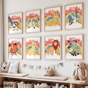 Può includere: Otto stampe artistiche incorniciate con illustrazioni ad acquerello dei personaggi de Il Re Leone, tra cui Simba, Nala, Mufasa, Timon, Pumbaa, Zazu, Rafiki ed Ed, ognuna su uno sfondo con un arcobaleno colorato e nuvole.