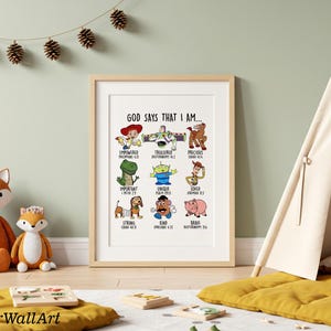 Könnte beinhalten: Ein gerahmter Druck mit dem Text "GOD SAYS THAT I AM..." und Cartoonfiguren. Der Druck enthält die Wörter "Empowered", "Treasured", "Precious", "Important", "Unique", "Loved", "Strong", "Kind" und "Brave".
