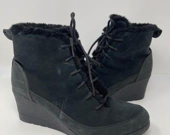 UGG レディース サイズ8 ブラック スエード レースアップ ウェッジ アンクルブーツ シアリング 防水