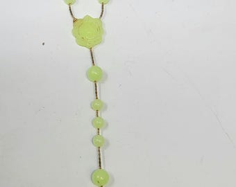 Rosario vintage fosforescente in plastica verde, crocifisso cattolico / Perline religiose retrò / Collana di preghiera di metà secolo