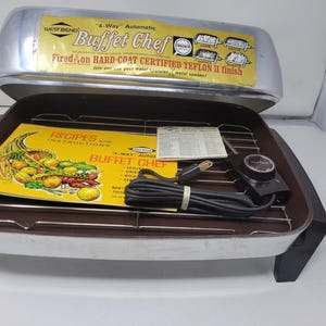 Puede incluir: Una sartén eléctrica West Bend 4-Way Automatic Buffet Chef con tapa plateada, interior marrón y base negra. La tapa tiene una etiqueta amarilla con texto negro. En el interior, se incluyen un folleto de recetas amarillo, una rejilla metálica y un cable de alimentación negro.