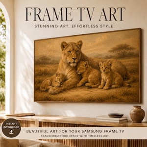 Może przedstawiać: Oprawiony cyfrowy wydruk artystyczny do telewizora Samsung Frame. Grafika przedstawia lwicę z trzema młodymi w sepiowym krajobrazie. Tekst u góry brzmi "FRAME TV ART" i "STUNNING ART. EFFORTLESS STYLE."