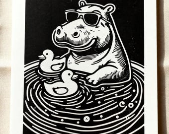 Impresión linográfica de hipopótamo en la bañera, divertido arte mural de animales, patitos de goma, tamaño A5