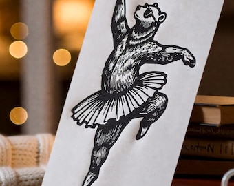 Impresión en linóleo de una osa bailarina bailando, tamaño A5, arte animal divertido y caprichoso
