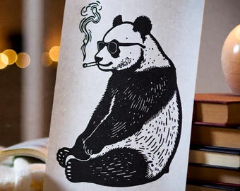 Panda fumando con gafas de sol, impresión en linóleo, impresión en bloque hecha a mano, arte de panda divertido en blanco y negro, animal caprichoso, grabado moderno