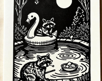 Impresión linográfica de mapache en la piscina, arte caprichoso de animales del bosque (tamaño A5)