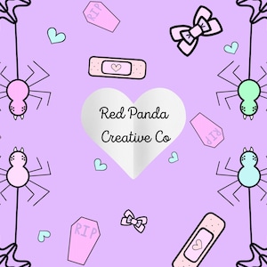 Puede incluir: Patrón repetido sobre fondo lila con arañas, telarañas, ataúdes, lazos, corazones y vendas. El texto "Red Panda Creative Co" está en forma de corazón blanco.