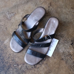 8 / Vintage Black Leather Sandals / Vintage Women's Slip Shoes / Strappy Sandals