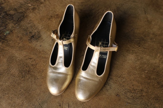 Size 8 1/2 / Gold T Strap Heels / Vintage 80's Me… - image 1