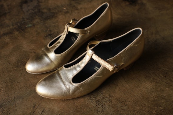 Size 8 1/2 / Gold T Strap Heels / Vintage 80's Me… - image 2