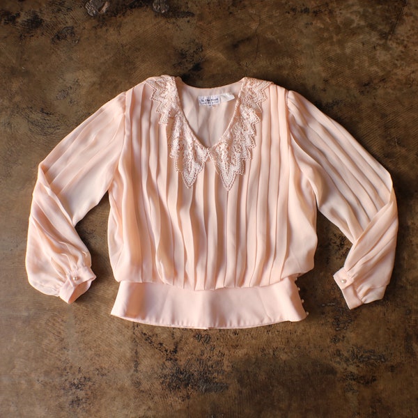 Vintage Pink Blouse / Pink Pleated Shirt with Lace Collar / Women's Medium