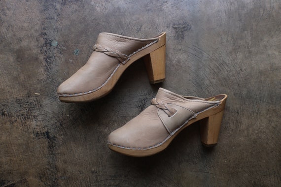 Size 8 / Heeled Wood CLOGS /  Beige Leather Platf… - image 2