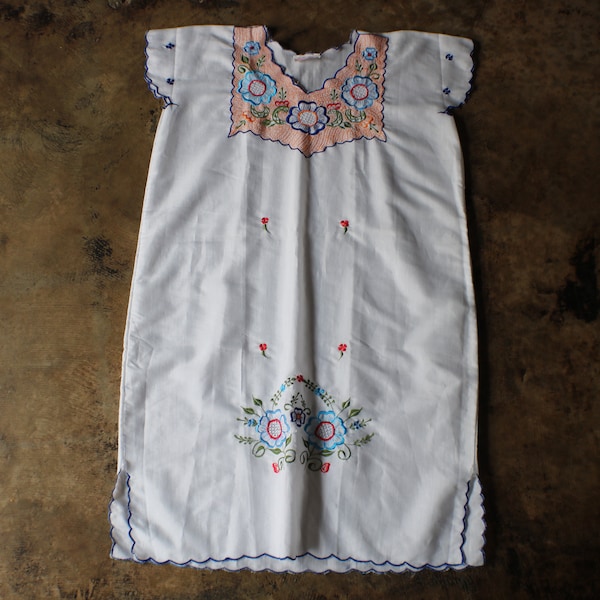 Embroidered Mexican Dress / Vintage White Shift Dress with Flowers