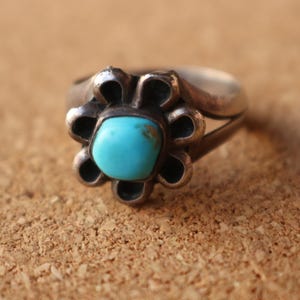 Turquoise Flower Ring / Southwest Sterling Jewelry / Vintage Size 5 3/4