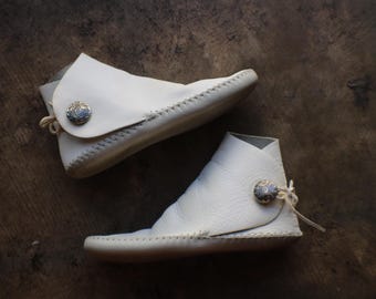 Size 7 , White Leather High Top Moccasins , Vintage Women's Soft Sole Moccasins with Concho