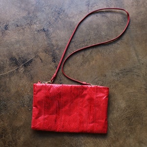 Cartera de piel roja / Cartera vintage de piel de serpiente de los años 80
