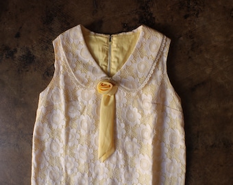 60's Yellow Lace Dress / Vintage Sleeveless Shift Dress / Women's Small