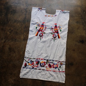 Embroidered Shift Dress / Vintage White Cotton with Colorful Floral and Birds Dress / Women&#39;s Latin American Smock Dress
