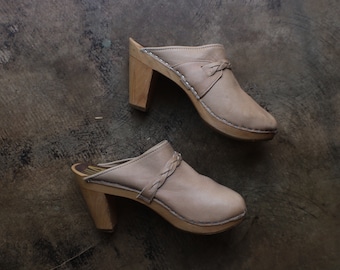 Size 8 / Heeled Wood CLOGS /  Beige Leather Platform Mules / Women's Vintage Shoe