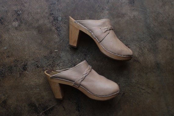 Size 8 / Heeled Wood CLOGS /  Beige Leather Platf… - image 1