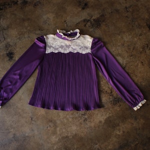 70&#39;s Lace Collar Blouse / Vintage Purple Pleated Shirt / Woman&#39;s Small Top
