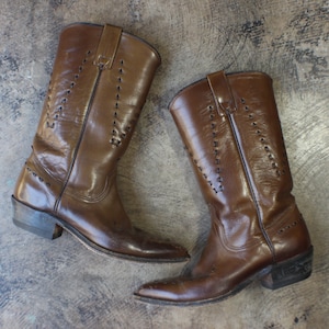 Women&#39;s 7 M / 1960&#39;s Cowboy Boots / Vintage Western Wrangler Boots / Brown leather Shoes