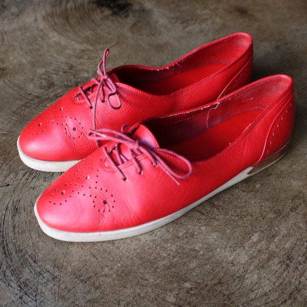 7 1/2 / Red Leather Shoe / Women's Lace Up 80s Tennis Shoes / Comfortable Vintage