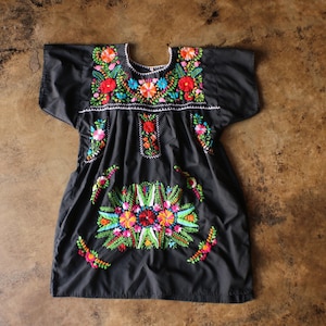 Vintage Embroidered DRESS /  Mexican Short Dress with Colorful Flowers / Women&#39;s Large