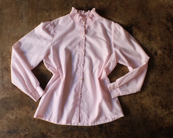 Chemisier rose vintage à volants, haut boutonné pour femme de taille moyenne à grande