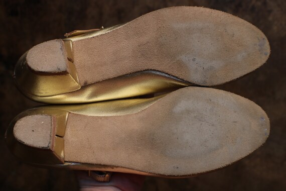 Size 8 1/2 / Gold T Strap Heels / Vintage 80's Me… - image 10