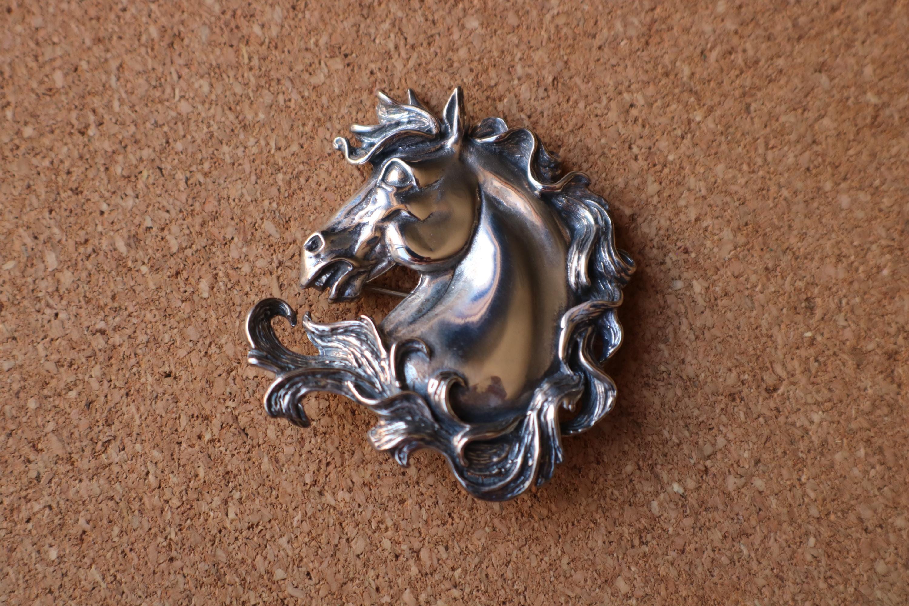 Bicolor gouden paard broche #24683 | Goudsmederij/Juwelier Arnold van Dodewaard Bicolor gouden paard broche #24683 | Goudsmederij/Juwelier Arnold van Dodewaard