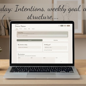 Op de afbeelding: Een zilveren laptop met een digitale planner-interface en de tekst Today: Intentions, weekly goal, day structure. Het scherm toont secties voor dagelijkse intenties, wekelijkse doelen en dagstructuur, met een navigatiemenu bovenaan.