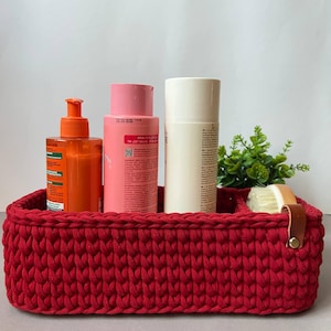 Op de afbeelding: Een rustiek houten bord met de tekst "Welcome to our home" in witte letters. Het bord heeft een verweerde afwerking en een eenvoudig, uitnodigend ontwerp, perfect voor entree decoratie.