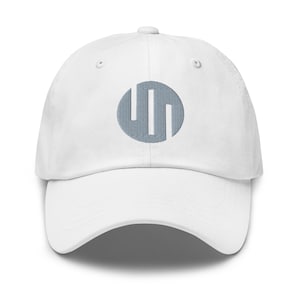 Op de afbeelding: Een set van drie keramische mokken met een gespikkelde, matte afwerking. De mokken zijn in crème, lichtgrijs en donkergrijs. Elke mok heeft een eenvoudig, minimalistisch ontwerp.