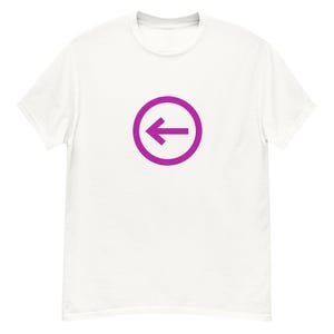 Può includere: Una t-shirt bianca a maniche corte con una grafica centrata composta da un cerchio viola con una freccia viola rivolta verso sinistra all'interno. Il disegno è stampato sul petto di questo capo a girocollo di colore bianco.