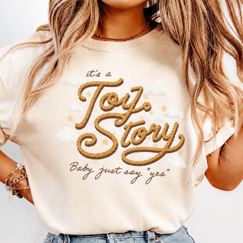 Camiseta Toy Story 5 Comfort Colors, Camiseta "Lo sabía, te conocía", Es una historia de Toy Story, Camiseta de cumpleaños de Toy Story de Disneyland, Camiseta musical imagen 3