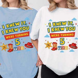 Camiseta de amistad de Taylor Swift y Toy Story 5, Camiseta "Lo sabía, te conocía", Es una historia de Taylor Swift, Camiseta de cumpleaños de Toy Story de Disneyland, Camiseta musical de Taylor Swift imagen 4