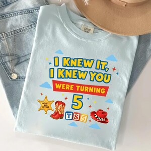 Camiseta de amistad de Taylor Swift y Toy Story 5, Camiseta "Lo sabía, te conocía", Es una historia de Taylor Swift, Camiseta de cumpleaños de Toy Story de Disneyland, Camiseta musical de Taylor Swift imagen 5