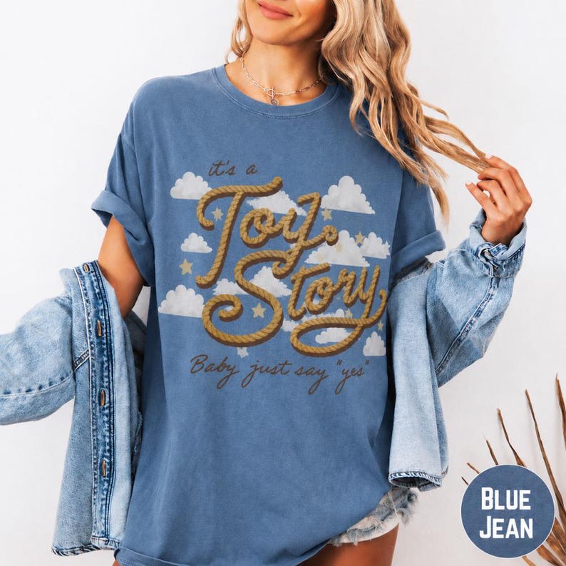 Camiseta Toy Story 5 Comfort Colors, Camiseta "Lo sabía, te conocía", Es una historia de Toy Story, Camiseta de cumpleaños de Toy Story de Disneyland, Camiseta musical imagen 1